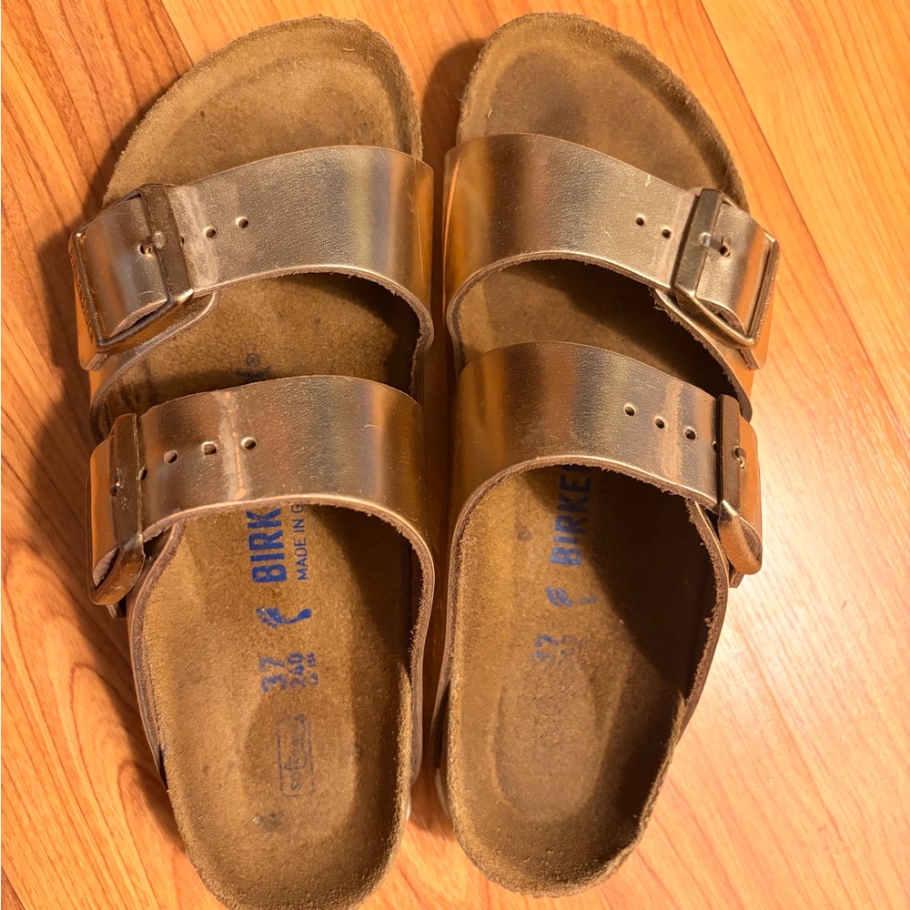 BIrkenstocks size 7 Metallic Rose Gold